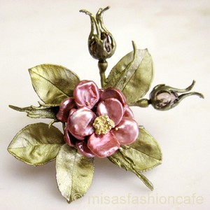 （画像用） Michaud ブローチ 　ケシパールのローズ