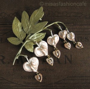 （画像用） マイケルミショーブローチ 真珠・タイツリソウの花