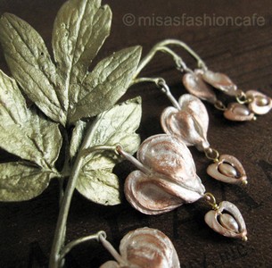 （画像用） マイケルミショーブローチ 真珠・タイツリソウの花