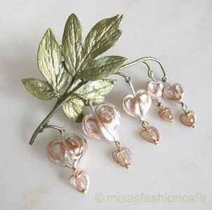 （画像用） マイケルミショーブローチ 真珠・タイツリソウの花