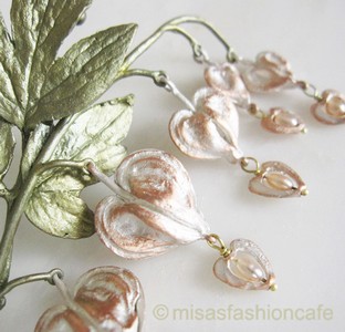 （画像用） マイケルミショーブローチ 真珠・タイツリソウの花