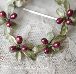 （画像用） マイケルミショーブローチ 真珠ベリーのリース