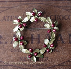 （画像用） マイケルミショーブローチ 真珠ベリーのリース