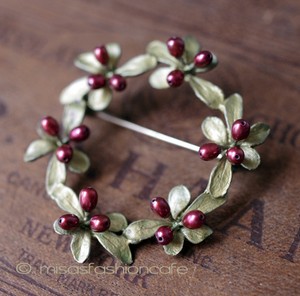 （画像用） マイケルミショーブローチ 真珠ベリーのリース