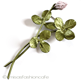 （画像用） 幸運の四つ葉クローバー ボタニカルお花ブローチ