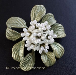 （画像用） マイケルミショーブローチ 真珠 小花ブーケ