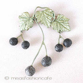 （画像用） Michaud ブローチ 天然石 カシスの実