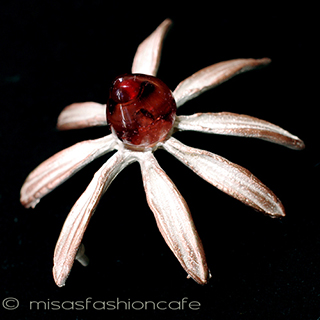 （画像用） マイケルミショーブローチ アートガラスのお花