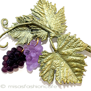 （画像用） マイケルミショーブローチ 揺れるアートガラスの葡萄