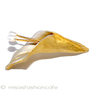 （画像用） マイケルミショーブローチ 真珠　カラーの花