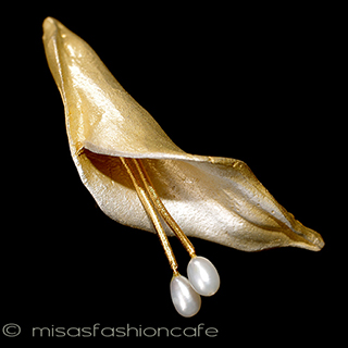 （画像用） マイケルミショーブローチ 真珠　カラーの花