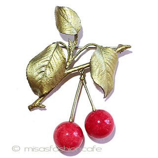 （画像用） マイケルミショーブローチ 天然石ヒスイ　さくらんぼ