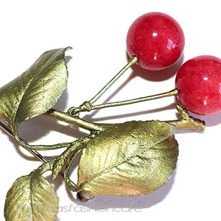 （画像用） マイケルミショーブローチ 天然石ヒスイ　さくらんぼ