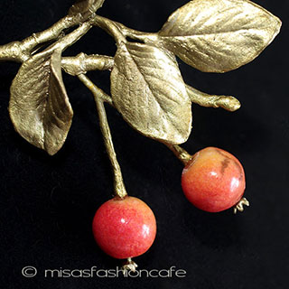 （画像用） マイケルミショーブローチ 天然珊瑚の野りんご　