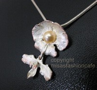 （画像用） マイケルミショー・ネックレス 真珠　胡蝶蘭の花