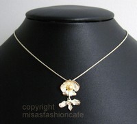 （画像用） マイケルミショー・ネックレス 真珠　胡蝶蘭の花