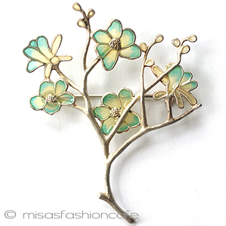 （画像用） モクレン・マグノリア ボタニカル花ブローチ