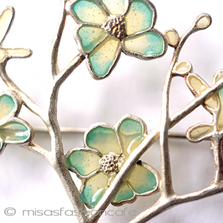 （画像用） モクレン・マグノリア ボタニカル花ブローチ