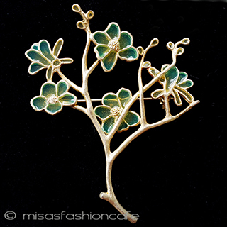 （画像用） モクレン・マグノリア ボタニカル花ブローチ