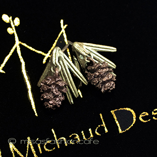 （画像用） マイケルミショー　 松ぼっくり　ピアス