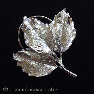 （画像用） マイケルミショー　 ヒイラギのブローチ