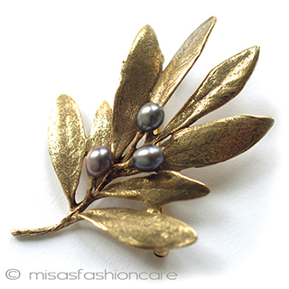 （画像用） 真珠オリーブの実 ボタニカルブローチ
