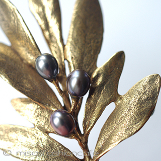 （画像用） 真珠オリーブの実 ボタニカルブローチ