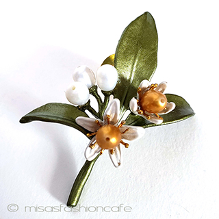 （画像用） 真珠　オレンジの花 ボタニカルブローチ