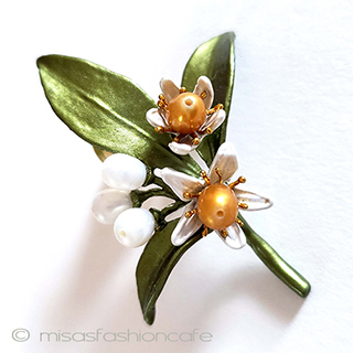 （画像用） 真珠　オレンジの花 ボタニカルブローチ