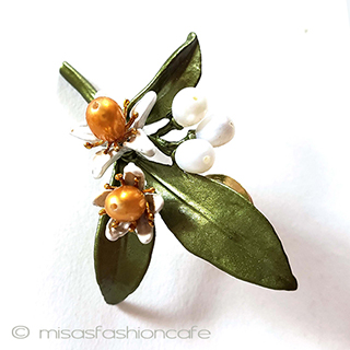 （画像用） 真珠　オレンジの花 ボタニカルブローチ