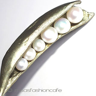 （画像用） マイケルミショーブローチ ６真珠 さやえんどう豆