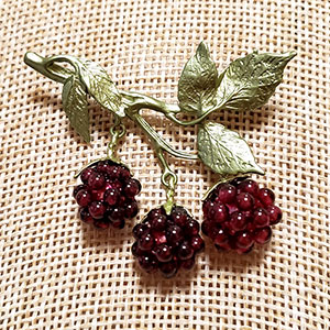 （画像用） 天然石　ガーネット ラズベリーブローチ