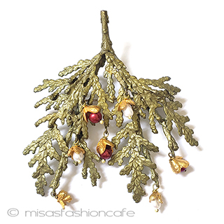 （画像用） マイケルミショー　真珠 ヒノキ・杉　ブローチ