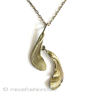 （画像用） マイケルミショー　 揺れるカエデの種　