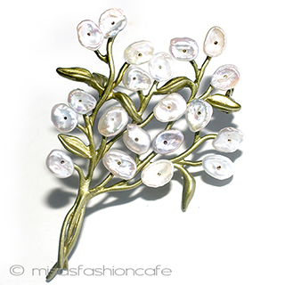 （画像用） カスミソウ　ブローチ 真珠　かすみ草ブーケ