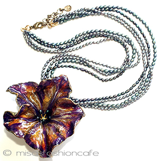 （画像用） マイケルミショーネックレス 真珠　エナメルのお花