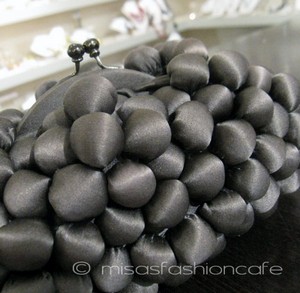 （画像用） SANTI サンティ クラッチ 　シルク・ポンポン