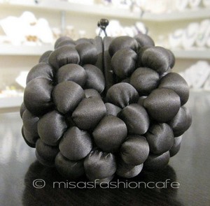 （画像用） SANTI サンティ クラッチ 　シルク・ポンポン