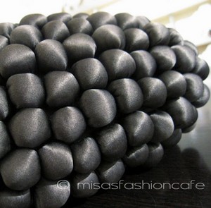 （画像用） SANTI サンティ クラッチ 　シルク・ポンポン