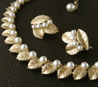 （画像用） クラウンTrifari ネックレス＆イヤリングセット