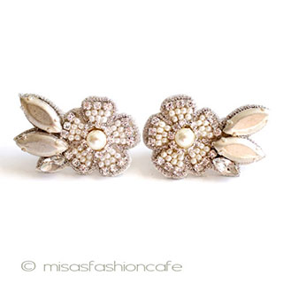 （画像用） ＳＰＡＲＫＬ　お花＆銀葉 イヤリングまたはピアス