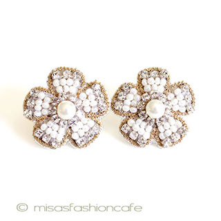 （画像用） ＳＰＡＲＫＬ　イヤリング ホワイト・フラワー