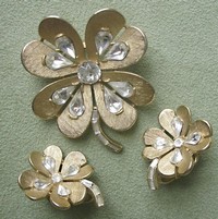 （画像用） クラウンTrifari　ブローチ＆イヤリングセット