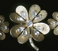 （画像用） クラウンTrifari　ブローチ＆イヤリングセット