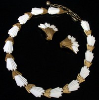 （画像用） クラウンTrifari　ネックレス＆イヤリングセット