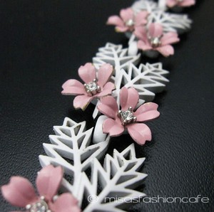 （画像用） クラウントリファリ Trifari ピンクのお花