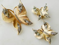 （画像用） クラウンTrifari　ブローチ＆イヤリングセット