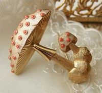 （画像用） クラウントリファリ Trifariきのこブローチ