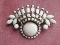 （画像用） ミルクガラス　ブローチ