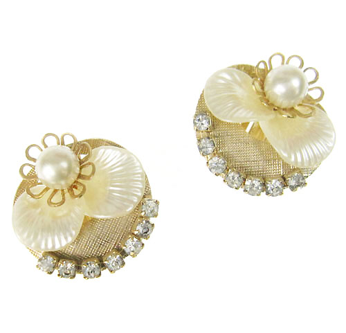 （画像用） パール の花びらイヤリング